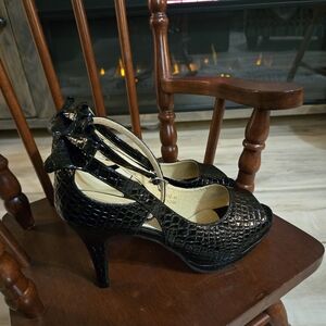 Chic Black Textured Heels